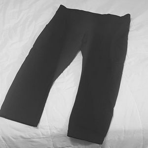 Lululemon 10 black capries workout pockets